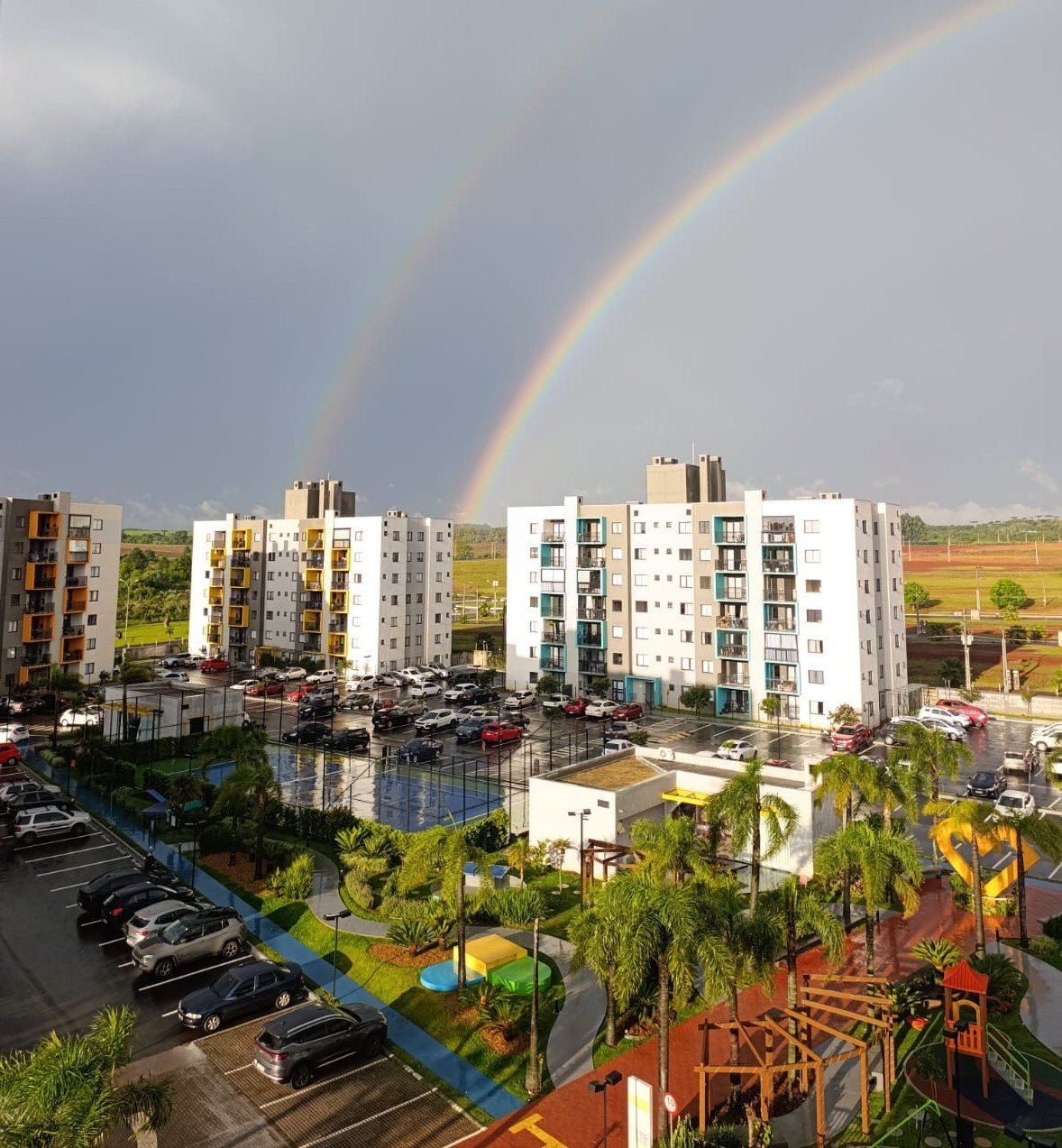 Torres e elevadores do Condomínio Vista Cilla